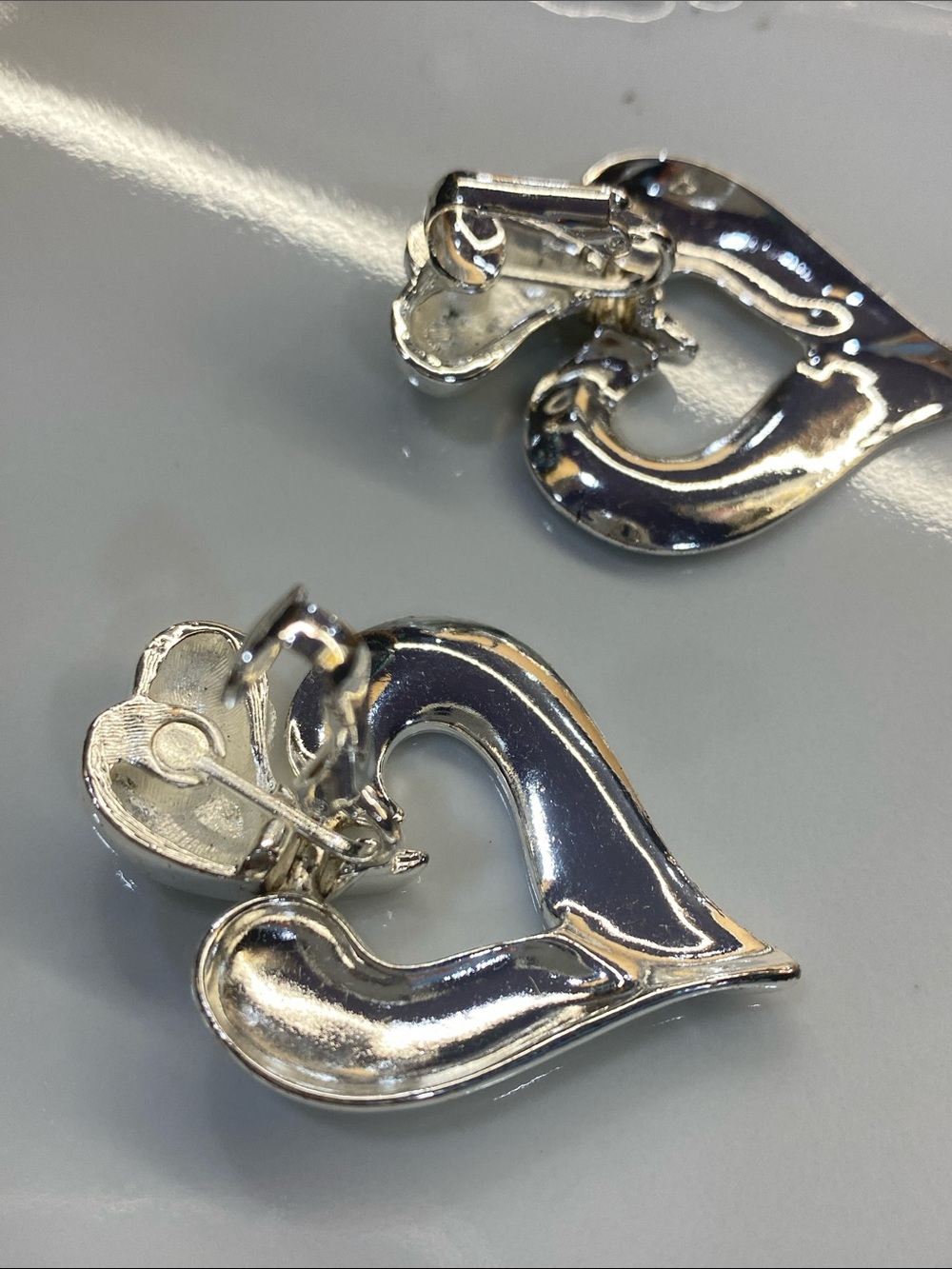 Silver Heart Clip-On Earrings - Sculpted Heart Design Vintage 1990 - Picture 4 of 4